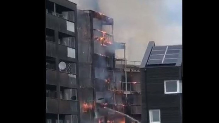 «Κόλαση» φωτιάς σε πολυκατοικία στο Λονδίνο – Ισχυρές πυροσβεστικές δυνάμεις στο σημείο – ΒΙΝΤΕΟ