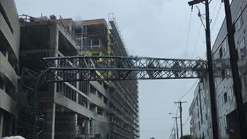 Τραγικό δυστύχημα με πτώση γιγάντιου γερανού στο Ντάλας – Αναφορές για τουλάχιστον έναν νεκρό – ΒΙΝΤΕΟ – ΦΩΤΟ