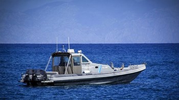 Συναγερμός στο Βόλο: Οι άνεμοι παρέσυραν και ανέτρεψαν φουσκωτή βάρκα με τρεις επιβάτες