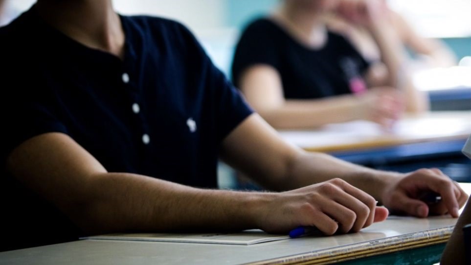 Σκληρή ανακοίνωση του υπουργείου Παιδείας για τους εργοδότες που δεν έδωσαν άδεια σε εργαζόμενους μαθητές