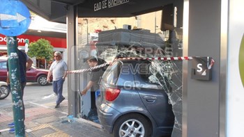 Σοβαρό τροχαίο στην Πάτρα – Αυτοκίνητο “μπούκαρε” σε τζαμαρία καταστήματος – ΦΩΤΟ