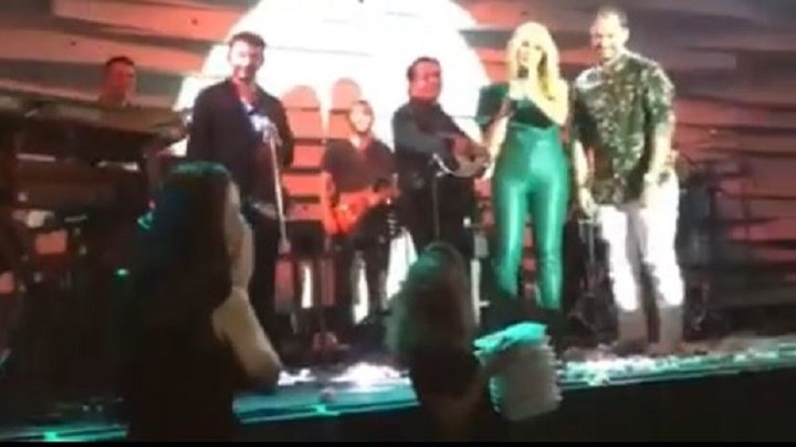 Μία ξεχωριστή πρόταση γάμου επί σκηνής με ”κουμπάρα”… τη Θεοδωρίδου – ΒΙΝΤΕΟ