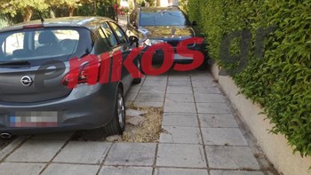 Έκαναν πάρκινγκ το πεζοδρόμιο – ΦΩΤΟ αναγνώστη