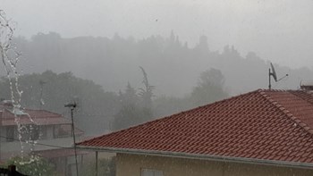 Πού πήγε το… καλοκαίρι; Προβλήματα σε πτήσεις προς το “Ελευθέριος Βενιζέλος” λόγω καταιγίδας – Χαλαζοπτώσεις στα Τρίκαλα – ΦΩΤΟ – ΒΙΝΤΕΟ