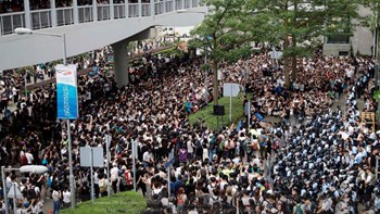 Διαδηλωτές απέκλεισαν τις δύο σημαντικότερες οδικές αρτηρίες στο κέντρο του Χονγκ Κονγκ