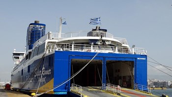 Επέστρεψε στη Ραφήνα πλοίο με 317 επιβάτες λόγω μηχανικής βλάβης