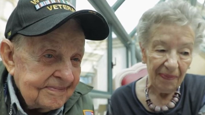 Αυτή η ιστορία αγάπης κρατά από τον Β’ Παγκόσμιο Πόλεμο – Η συνάντηση έπειτα από 75 χρόνια – ΒΙΝΤΕΟ