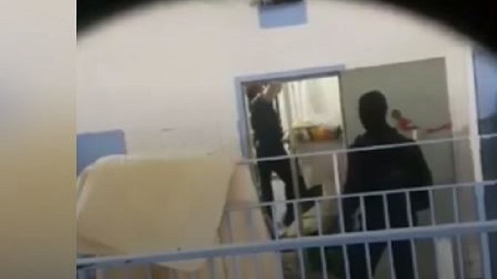 Κρατούμενοι των φυλακών Κορυδαλλού βιντεοσκοπούν επιχείρηση της ΕΛ.ΑΣ. – ΒΙΝΤΕΟ