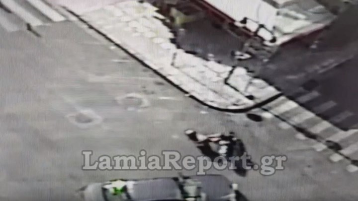 Νέο ατύχημα με οδηγό ντελίβερι στη Λαμία – Η στιγμή της σύγκρουσης – ΒΙΝΤΕΟ