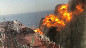Παγκόσμια ανησυχία από τις εκρήξεις σε δύο τάνκερ στον Κόλπο του Ομάν – ΦΩΤΟ – ΒΙΝΤΕΟ
