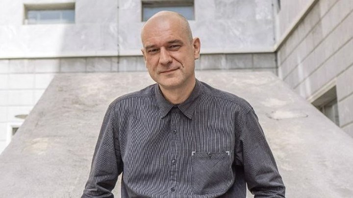 Ο Γκραουζίνις έκλεισε τη διανομή για τις «Τρεις αδελφές» του και την έχει μόνο το enikos.gr