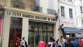 Περαστικοί έσωσαν μητέρα και τα τρία της παιδιά από τις φλόγες – ΒΙΝΤΕΟ