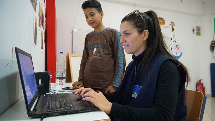 Η συγκλονιστική ιστορία του 13χρονου πρόσφυγα που διδάσκει ελληνικά μέσω Facebook – ΦΩΤΟ