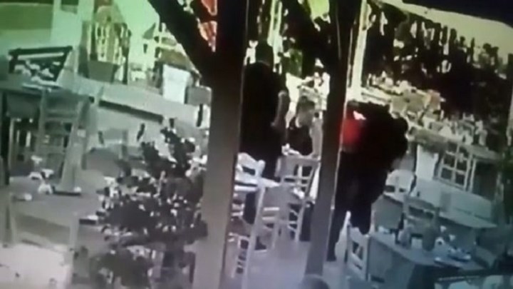 Υπάλληλος ταβέρνας έσωσε πελάτη που πνιγόταν από το φαγητό – ΒΙΝΤΕΟ