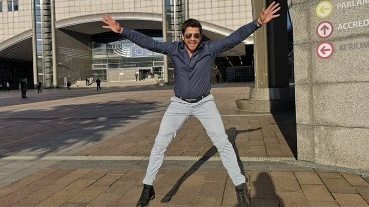 Ενθουσιασμένος με τις Βρυξέλλες ο Αλέξης Γεωργούλης – Χοροπηδάει έξω από το Ευρωκοινοβούλιο – ΦΩΤΟ