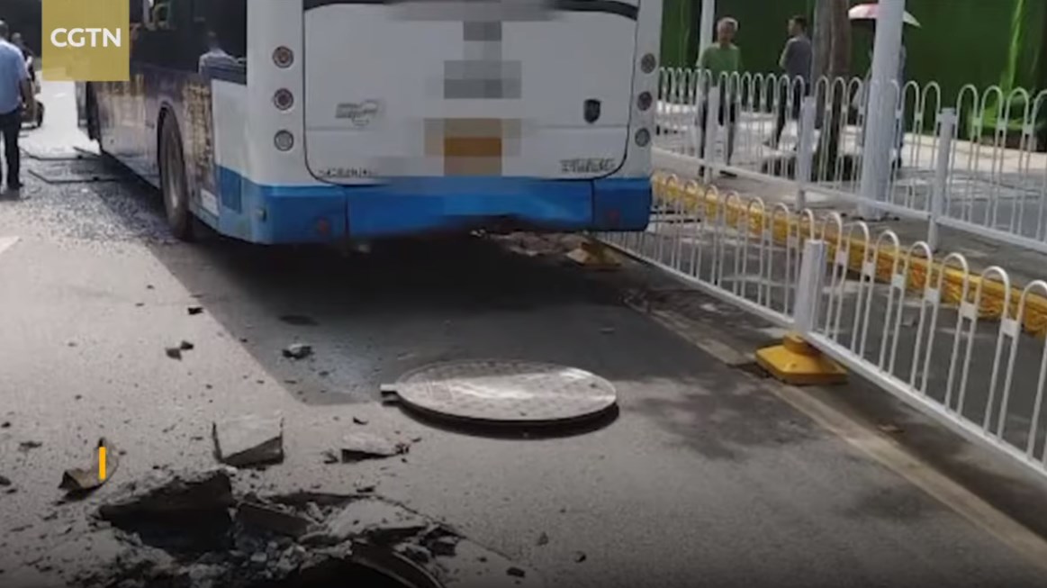 Τρόμος για επιβάτες λεωφορείου: Εξερράγη φρεάτιο κάτω από το όχημα – ΒΙΝΤΕΟ