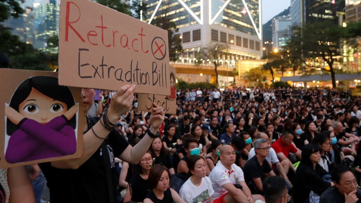 Μετά τις διαδηλώσεις το Χονγκ Κονγκ αναστέλλει το νομοσχέδιο για την έκδοση υπόπτων στην Κίνα