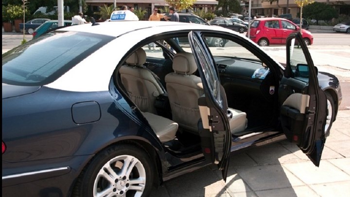 Οδηγός ταξί στη Θεσσαλονίκη βρήκε πορτοφόλι με 5.200 ευρώ και το παρέδωσε στην γυναίκα που το έχασε