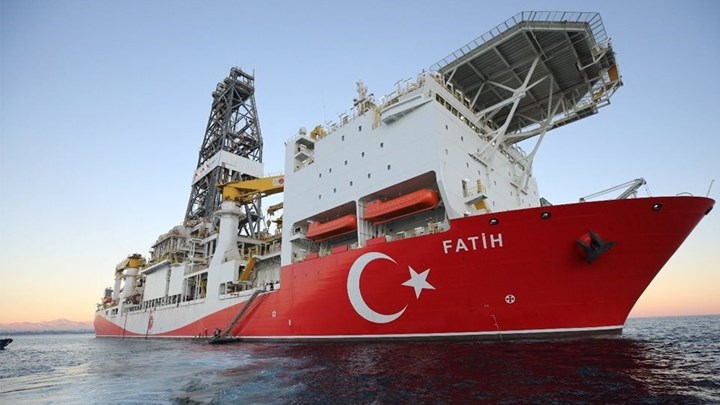 Κλιμακώνει τις προκλήσεις στην κυπριακή ΑΟΖ η Τουρκία – Ο Κωνσταντίνος Φίλης στο enikos.gr για τη “διπλωματία των πλωτών γεωτρύπανων”