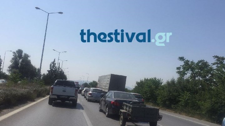 Στις παραλίες της Χαλκιδικής οι Θεσσαλονικείς – Ουρές χιλιομέτρων στην Εθνική Οδό Θεσσαλονίκης – Μουδανιών