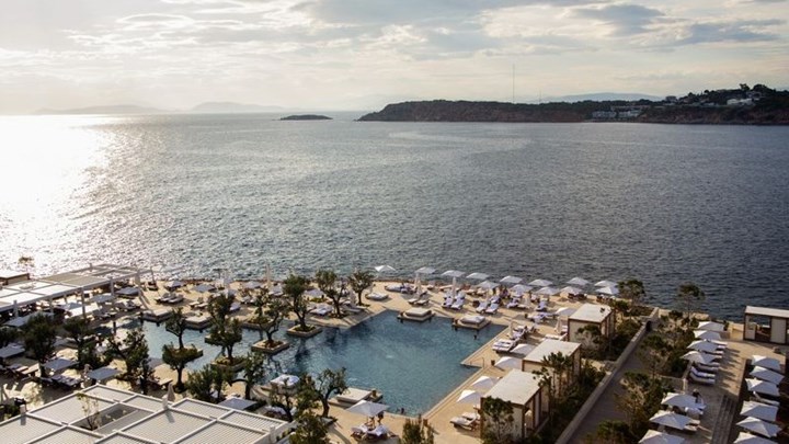 Bloomberg: Η αθηναϊκή Ριβιέρα χάνει πλούσιους τουρίστες λόγω… έλλειψης μπάτλερ