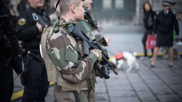 Σοκ στη Γαλλία: Στρατιωτικός πυροβόλησε άνδρα που απειλούσε με μαχαίρι την περίπολό του