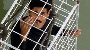 Ινδός “Χουντίνι” βούτηξε αλυσοδεμένος στον Γάγγη και δεν ξαναβγήκε ποτέ