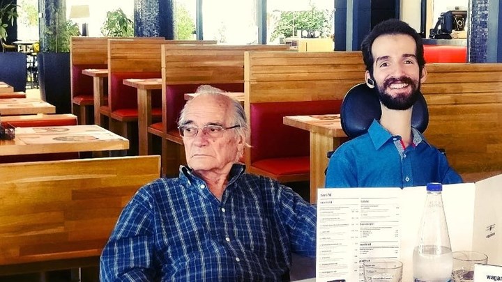 Η συγκινητική ανάρτηση του Κυμπουρόπουλου για τον πατέρα του: Με έπεισε ότι η αναπηρία δεν είναι το τέρμα – ΦΩΤΟ