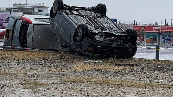 Ανεμοστρόβιλος αναποδογύρισε αυτοκίνητα στην Κύπρο – ΒΙΝΤΕΟ