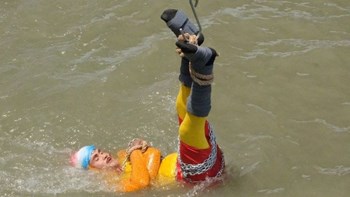 Πνίγηκε στον Γάγγη ο Ινδός Χουντίνι ενώ επιχειρούσε θεαματική απόδραση – BINTEO