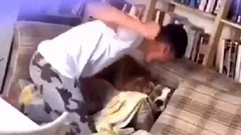 Σοκαριστικό βίντεο: 18χρονος γρονθοκοπά τον σκύλο του