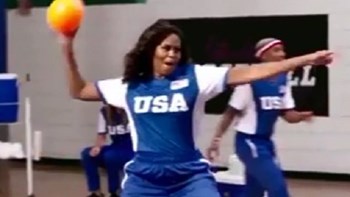 Δεινή “εκτελέστρια” η Μισέλ Ομπάμα – “Εξολόθρευσε” τη Βρετανία σε αγώνα dodgeball – ΒΙΝΤΕΟ