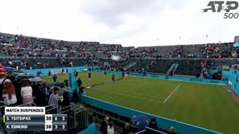 Διακόπηκε λόγω βροχόπτωσης η αναμέτρηση του Τσιτσιπά με τον Έντμουντ