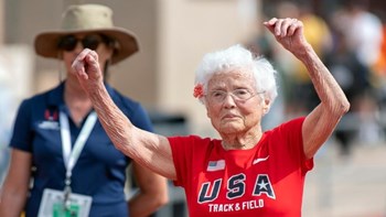 Γιαγιά 103 ετών κατακτά τον στίβο – Της έδωσαν το παρατσούκλι “τυφώνας”- ΒΙΝΤΕΟ