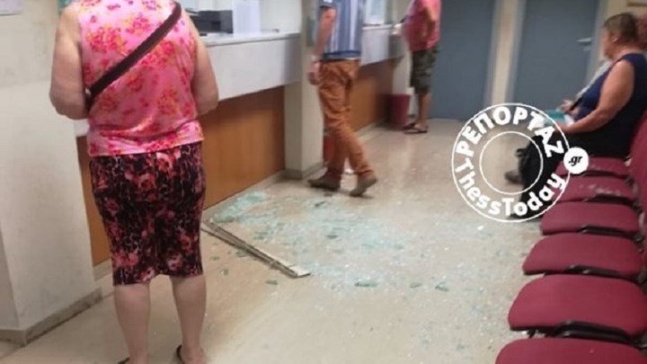 Τα έκανε γυαλιά – καρφιά στο ΙΚΑ γιατί “τον ταλαιπωρούσαν 10 ημέρες για ένα χαρτί” – ΦΩΤΟ – ΒΙΝΤΕΟ