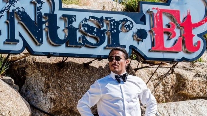 Εστιατόριο από … χρυσάφι και παρέλαση αστέρων: “Φουλ” κρατήσεις και αέρα 3.000 ευρώ στο μαγαζί του Nusret στη Μύκονο – ΦΩΤΟ