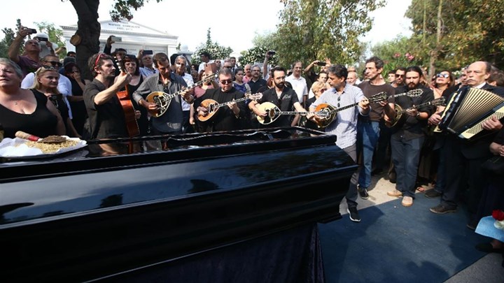 Με μπουζούκια το “τελευταίο αντίο” στον Στέλιο Βαμβακάρη – ΦΩΤΟ