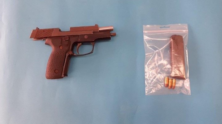 Επιχείρηση της ΕΛ.ΑΣ στα Εξάρχεια – Εντοπίστηκε όπλο σε πλάκα πεζοδρομίου – 8 συλλήψεις για ναρκωτικά – ΦΩΤΟ