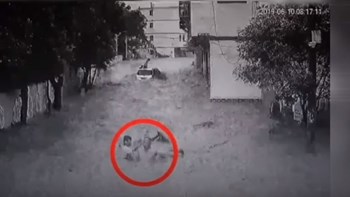 Συγκλονιστική διάσωση δύο παιδιών που παρασύρθηκαν από ορμητικά νερά – ΒΙΝΤΕΟ