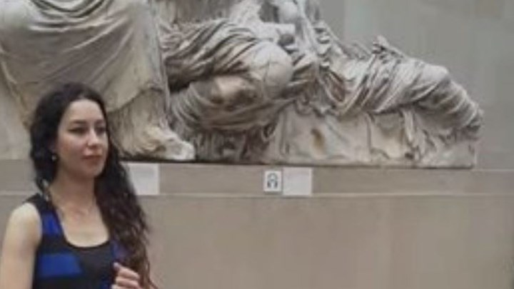 Τραγούδησε μέσα στο Βρετανικό Μουσείο για την επιστροφή των γλυπτών του Παρθενώνα – ΒΙΝΤΕΟ