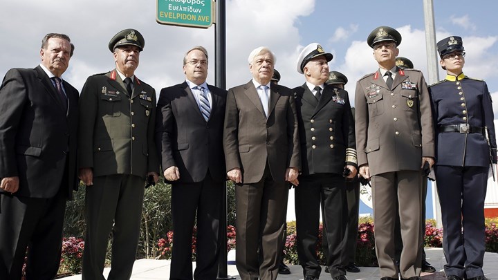 Τα ξίφη στους νέους ανθυπολοχαγούς έδωσε ο Προκόπης Παυλόπουλος