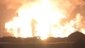 Τεράστια πυρκαγιά σε διυλιστήριο στην Πενσιλβάνια – Συγκλονιστικές εικόνες – ΒΙΝΤΕΟ