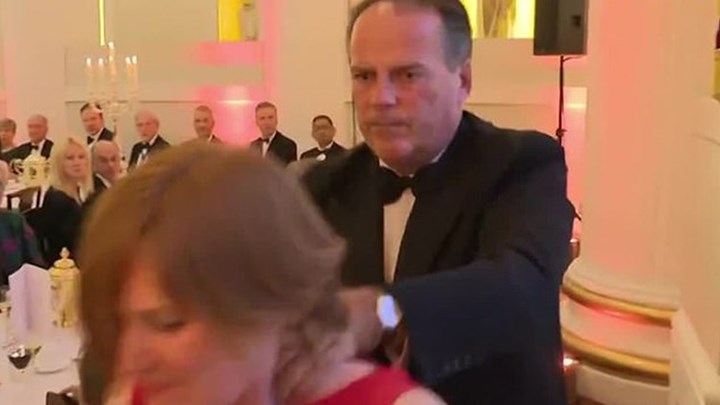 Σάλος με Βρετανό υφυπουργό που επιτέθηκε σε διαδηλώτρια – Τέθηκε σε διαθεσιμότητα – ΒΙΝΤΕΟ