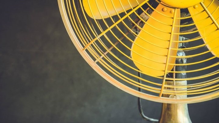 Αυτό είναι το πανέξυπνο κόλπο που θα κάνει τον ανεμιστήρα σας να λειτουργεί σαν κλιματιστικό