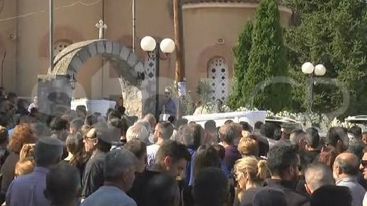 Ράγισαν καρδιές στην κηδεία των δύο αδελφών που έχασαν τη ζωή τους στο τροχαίο της Αταλάντης – ΒΙΝΤΕΟ