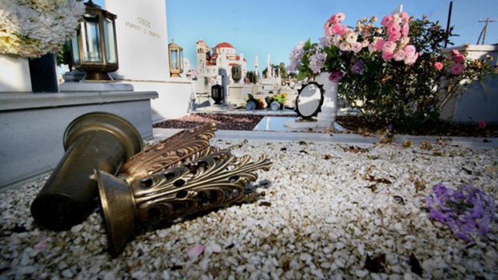 Ιερόσυλοι «ρήμαξαν» το νεκροταφείο στο Μοσχοχώρι