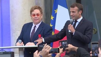 Εμανουέλ Μακρόν και ‘Ελτον Τζον κινητοποιούνται κατά του AIDS