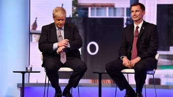 Αρχίζει η “μάχη” Τζόνσον-Χαντ για την προεδρία των Συντηρητικών στη Βρετανία