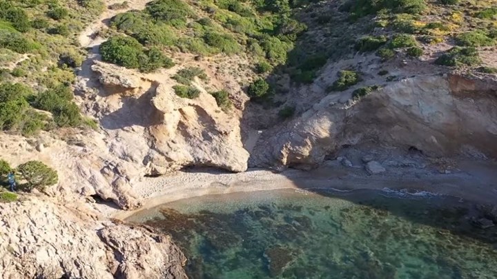 Τσίου: Η άγνωστη πανέμορφη παραλία που βρίσκεται μόλις 45 λεπτά από την Αθήνα – ΒΙΝΤΕΟ
