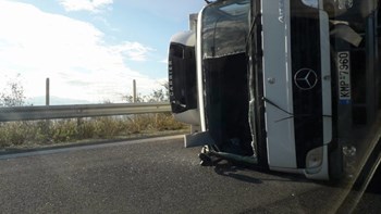 Ανετράπη νταλίκα στην Εθνική Οδό